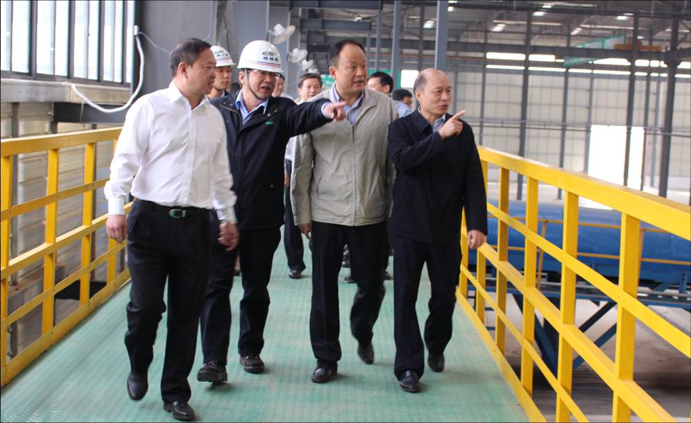圖2.江西省政法委書記周萌（右一）、宜春市市長蔣斌（右二）一行參觀報廢汽車有色金屬分選線