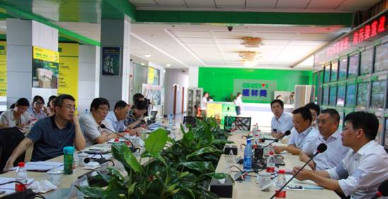 許開(kāi)華董事長(zhǎng)（右二）與胡道銀廳長(zhǎng)（左一）交流報(bào)廢汽車(chē)回收處理資質(zhì)問(wèn)題